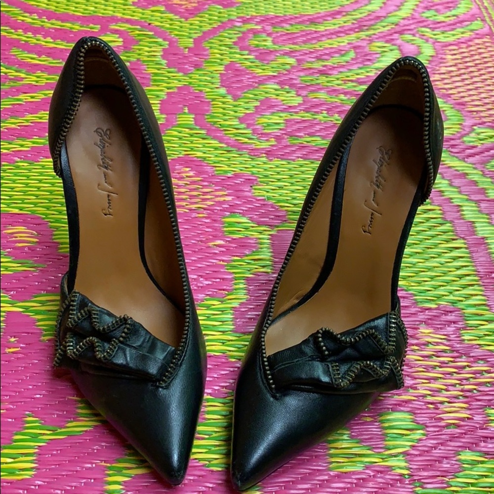 Elizabeth and James heel